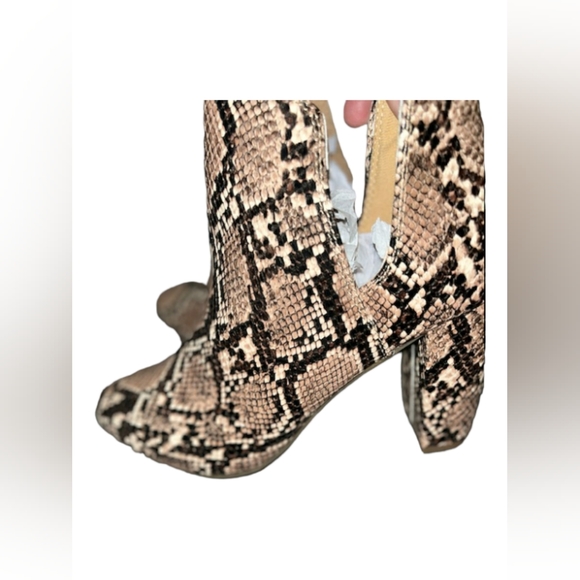 Lane Bryant Wide Calf Snakeskin like Booties size 8W NWT - Picture 3 of 11